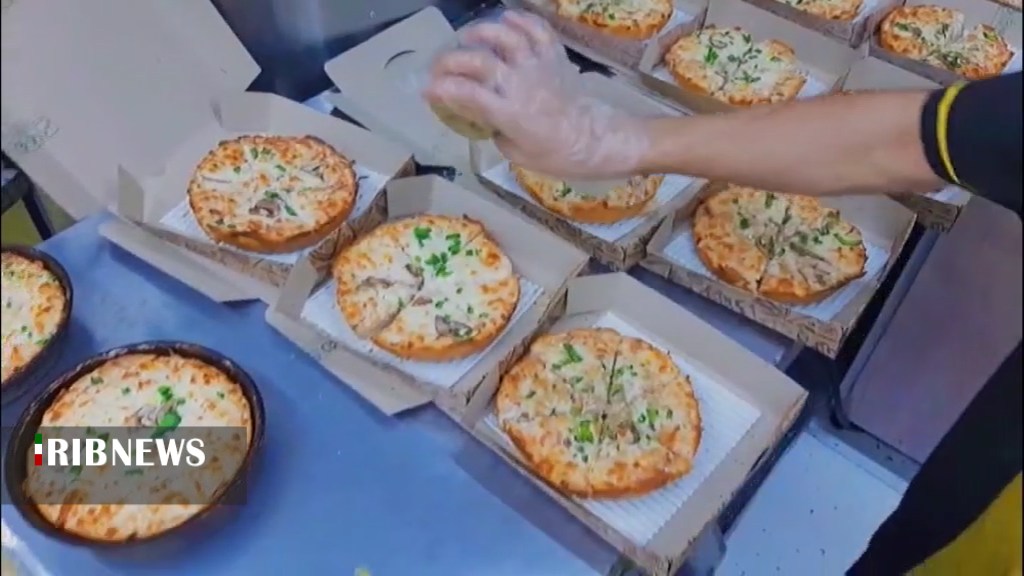 توزیع هزار پیتزا در بین ایتام خمینی شهری