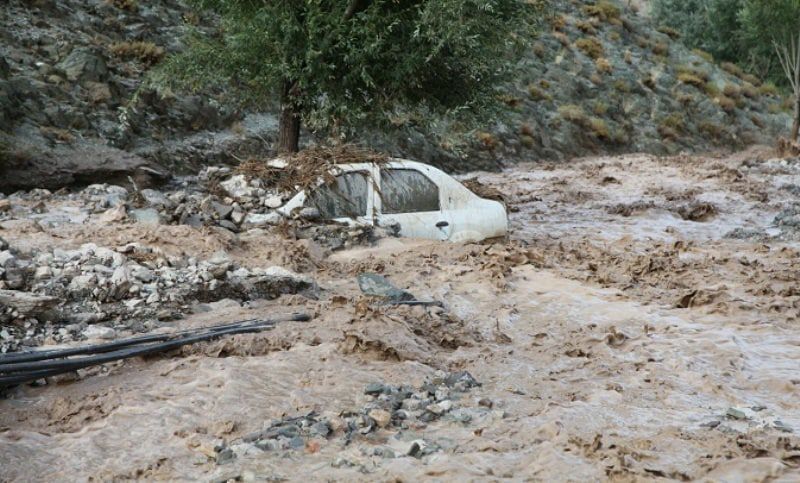 گرفتار شدن پنج خودرو در سیلاب رودخانه‌های طرقبه