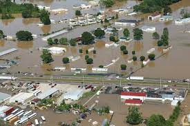 بسته شدن جاده ها بر اثر جاری شدن سیلاب در ایالت آرکانزاس آمریکا