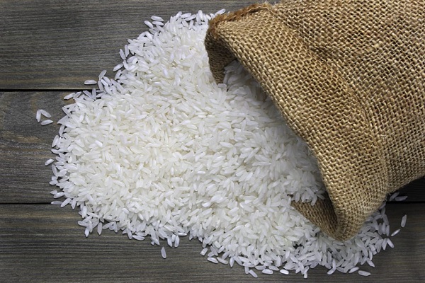 کیسه‌های برنج، هدیه یک نیکوکار به کارکنان بیمارستان دزفول
