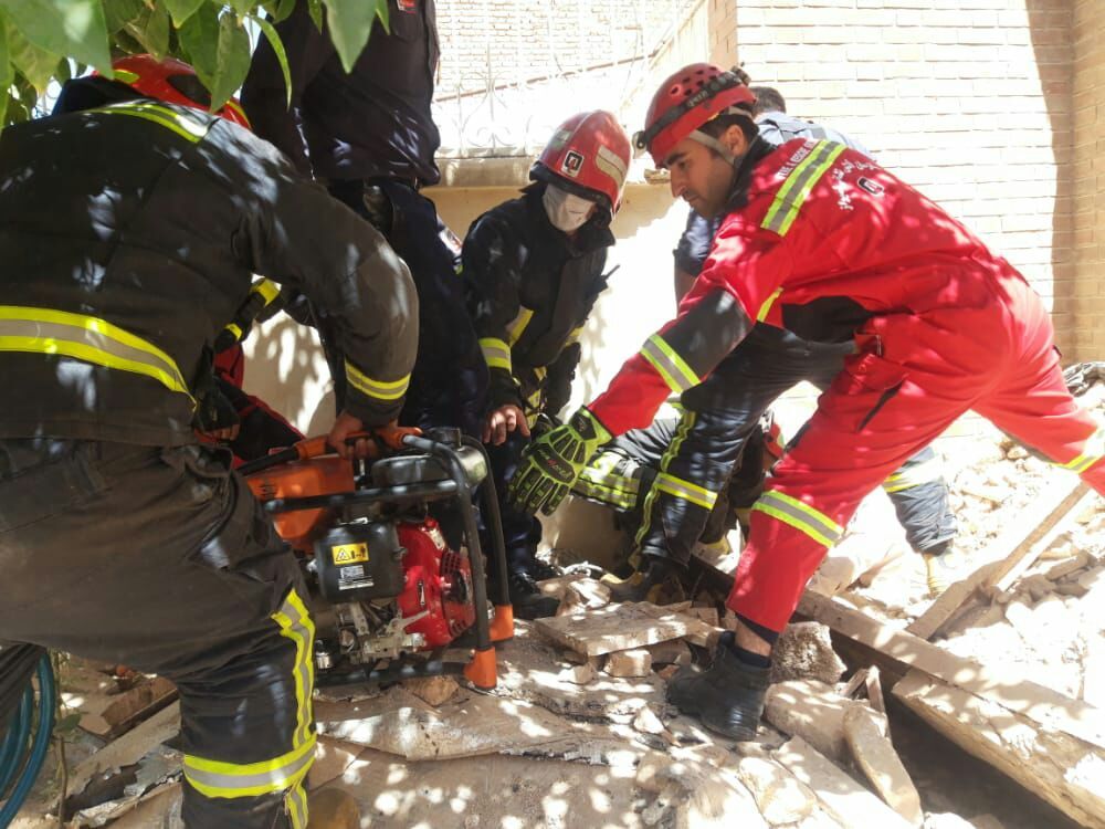 نجات کارگر جوان از زیر آوار ساختمان مسکونی در شیراز