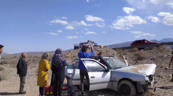 سه مصدوم در اثر واژگونی خودرو سواری پژو در اتوبان اصفهان-کاشان