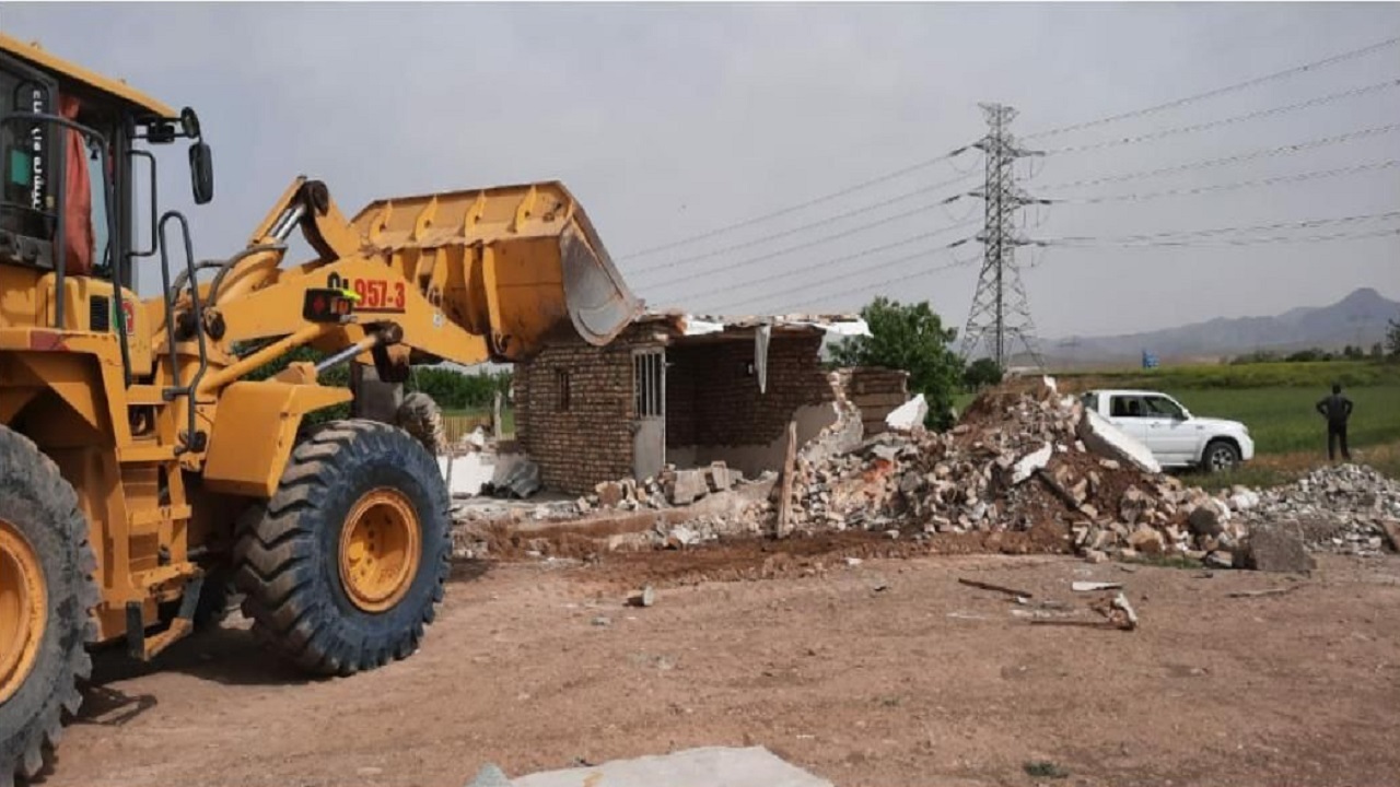 تخریب ۱۵ بنای غیر مجاز در اراضی کشاورزی بوئین زهرا