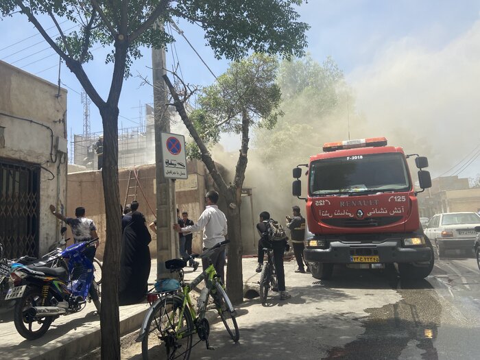 مصدوم شدن۲ آتش‌نشان کرمانی در اطفای حریق فروشگاه
