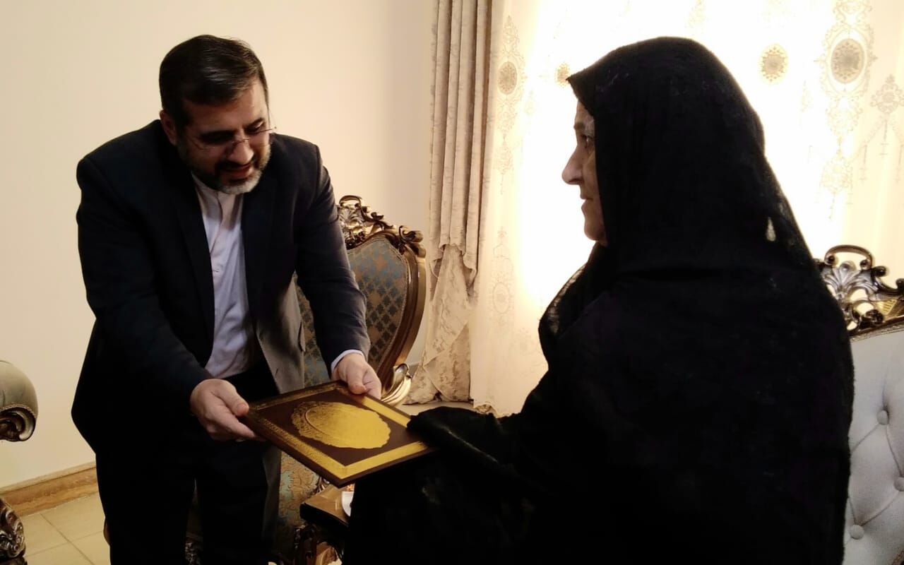 دیدار وزیر فرهنگ و ارشاد اسلامی با خانواده شهید در پیرانشهر