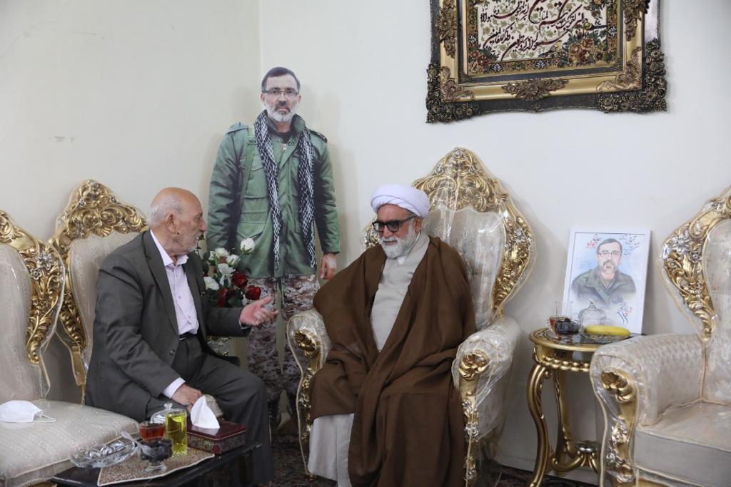 حضور تولیت آستان قدس در منزل شهید «جواد محمدی مفرد»