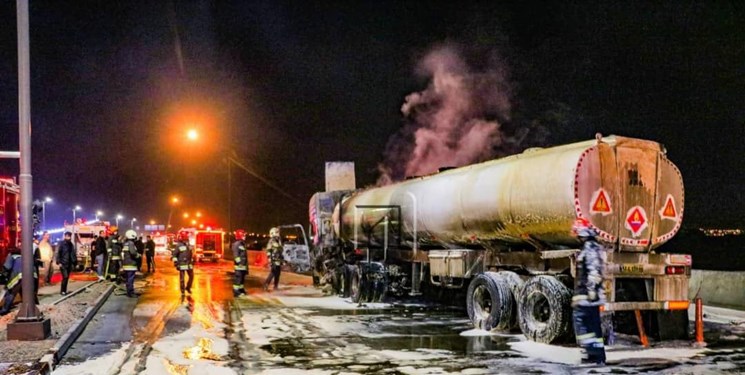 آتش سوزی تانکر حامل مشتقات نفتی در اتوبان شیراز-مرودشت