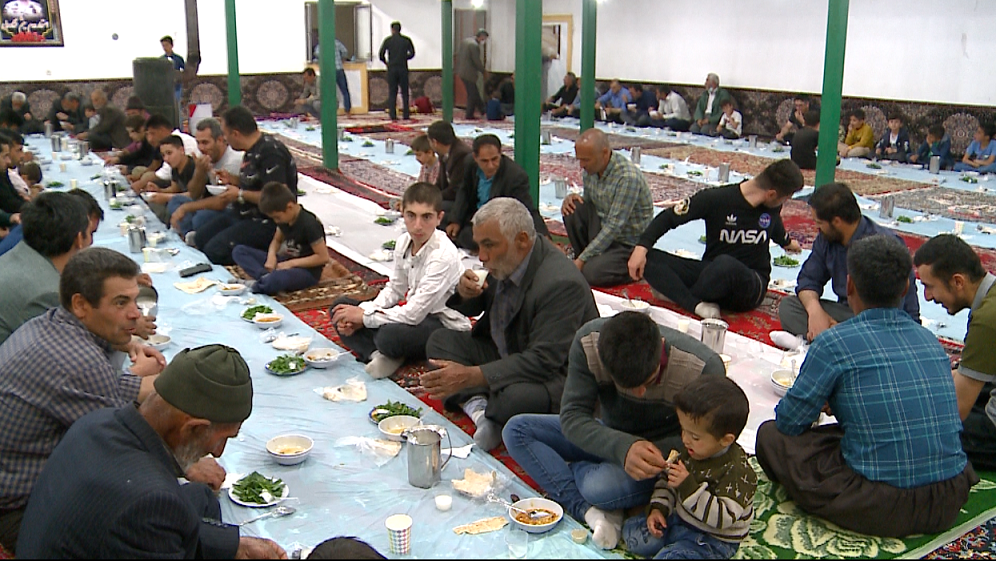 سفره پر برکت ماه میهمانی خدا، میزبان روزه داران روستایی مهاباد