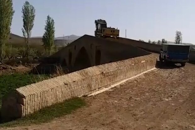 عبور بیل مکانیکی از روی پل تاریخی سردار زنجان