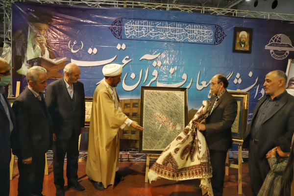 رونمایی از تابلوی سیاه‌مشق نستعلیق در مدح پیامبر(ص) در اصفهان