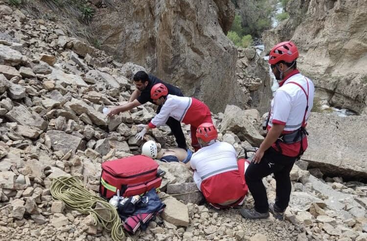 نجات مردی پس از ۴۸ ساعت گرفتاری در جاده چالوس