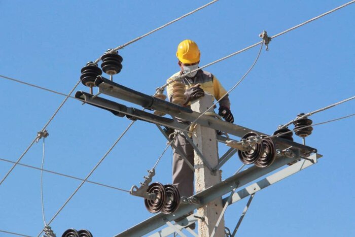اجرای عملیات فنی در خطوط برق کلانشهر اهواز