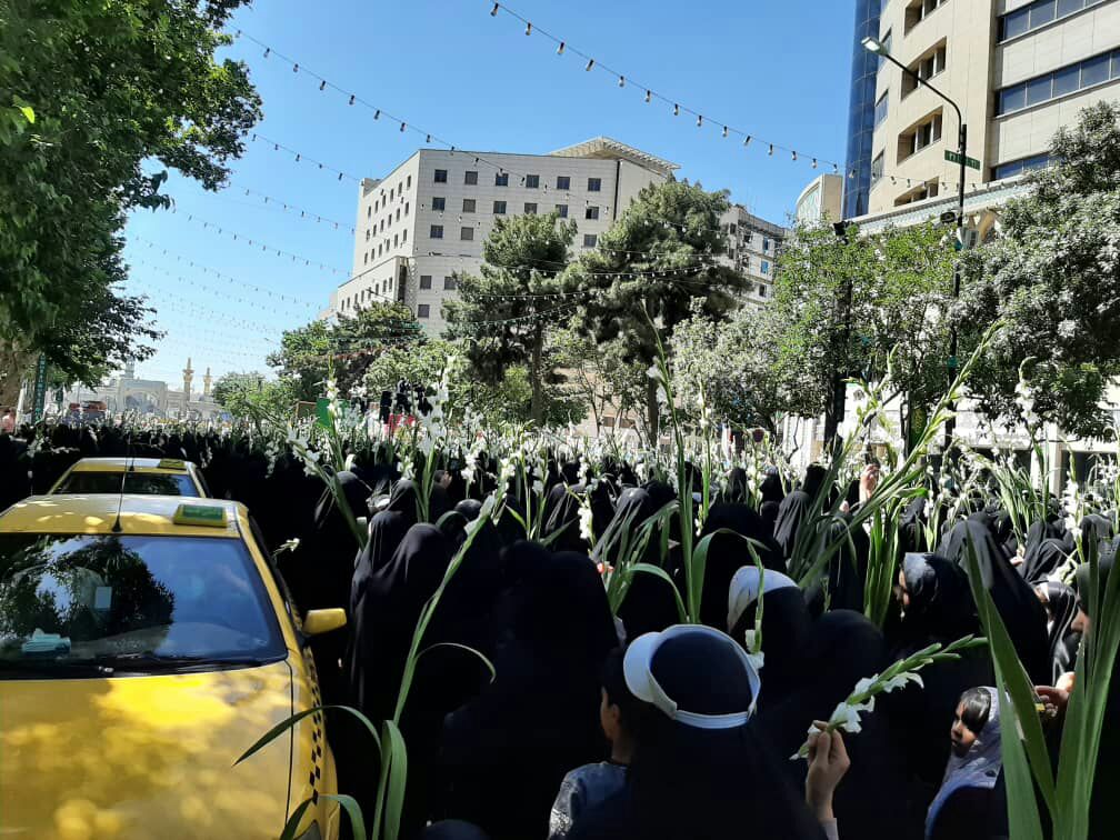 گلباران حرم مطهر رضوی در سالروز ولادت حضرت معصومه (س)