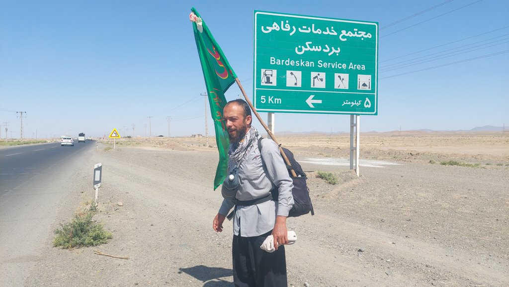 زائر پیاده امام رضا (ع) پس از طی ۷۰۰ کیلومتر وارد بردسکن شد