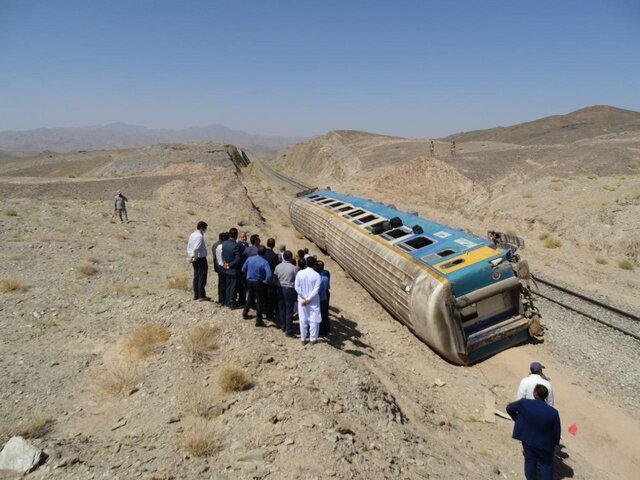 بررسی حادثه خروج قطار مسافربری از ریل