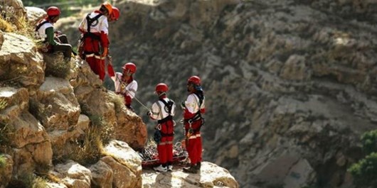 نجات سه کودک گرفتار شده در ارتفاعات کوه های شمال خمینی‌شهر