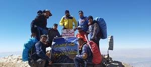 صعود تیم کوهنوردی چهارمحال و بختیاری به بلندترین قله رشته کوه دنا