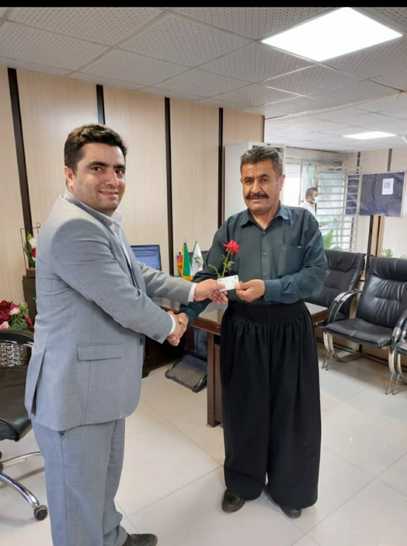 پرداخت اولین دامدارکارت در بانک کشاورزی خوزستان