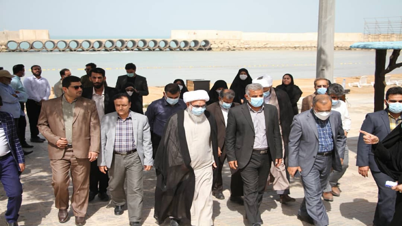 بازدید آیت الله صفایی بوشهری از طرح های شهرداری در ساحل شهر بوشهر 