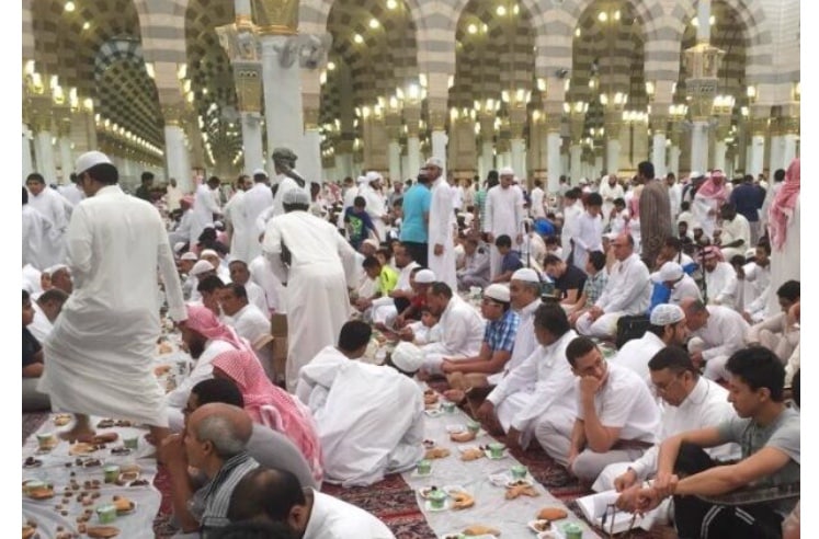 پهن شدن سفره‌های افطار در مسجدالنبی (ص) هم‌زمان با آغاز ماه ذی‌الحجه