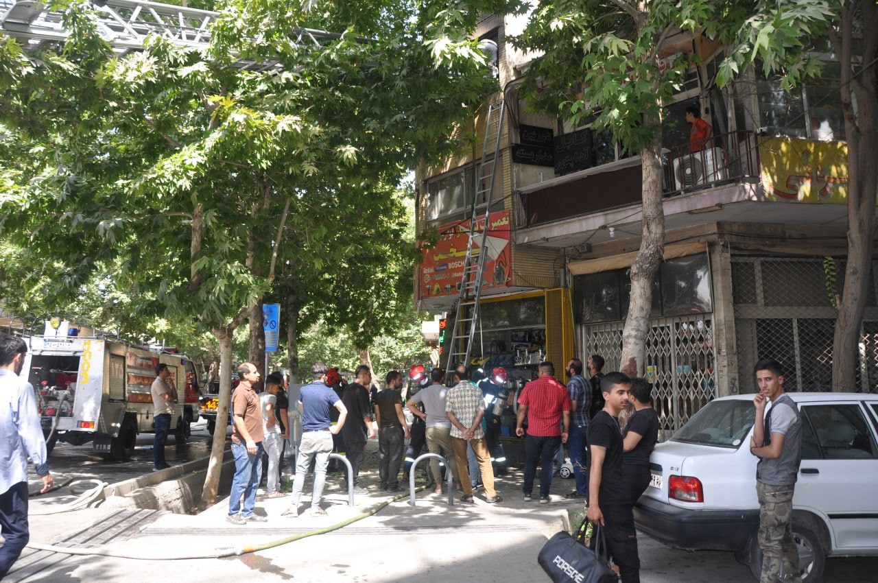 اطفای آتش در یک باب مغازه الکتریکی در اصفهان