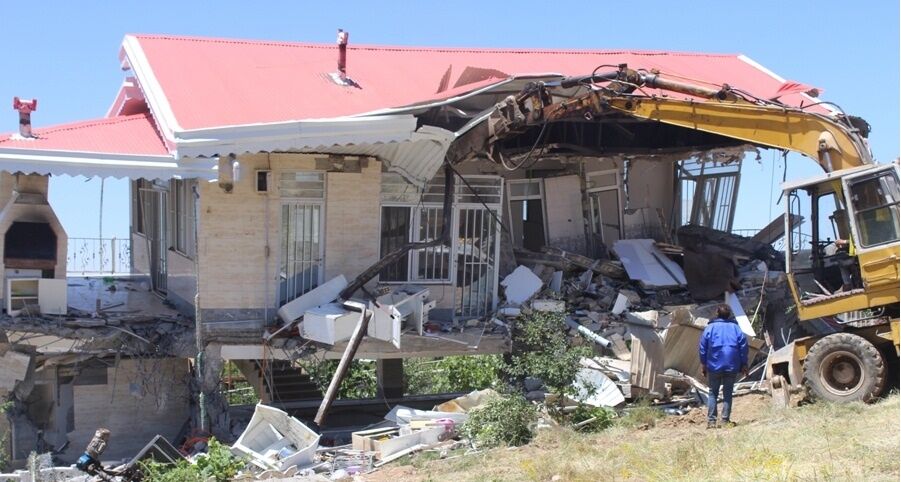 تخریب ویلای مجلل در اراضی کشاورزی روستای یام آذربایجان شرقی