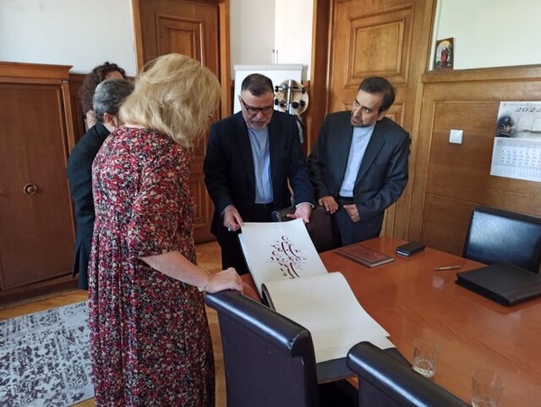 اثر خوشنویسی هنرمند ایرانی به کتابخانه ملی بلغارستان اهدا شد