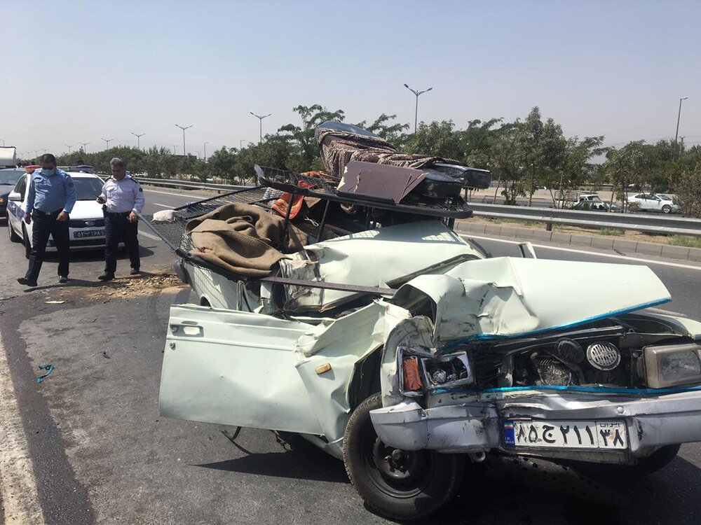 عدم توجه به جلو راننده وانت پیکان، حادثه ساز شد