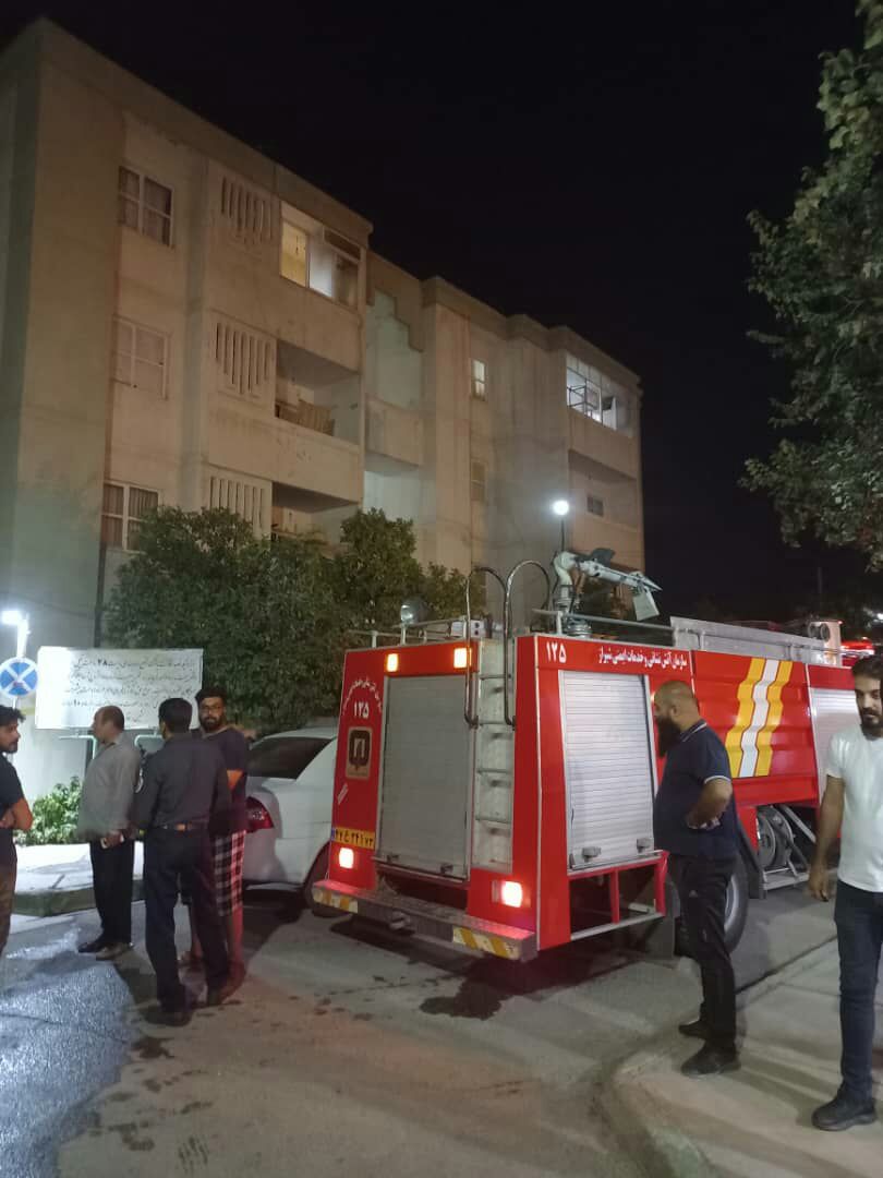 مهار آتش سوزی منزل مسکونی در خیابان فاضل شیراز