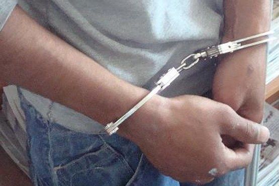 دستبند پلیس بر دستان سارق منزل در اراک
