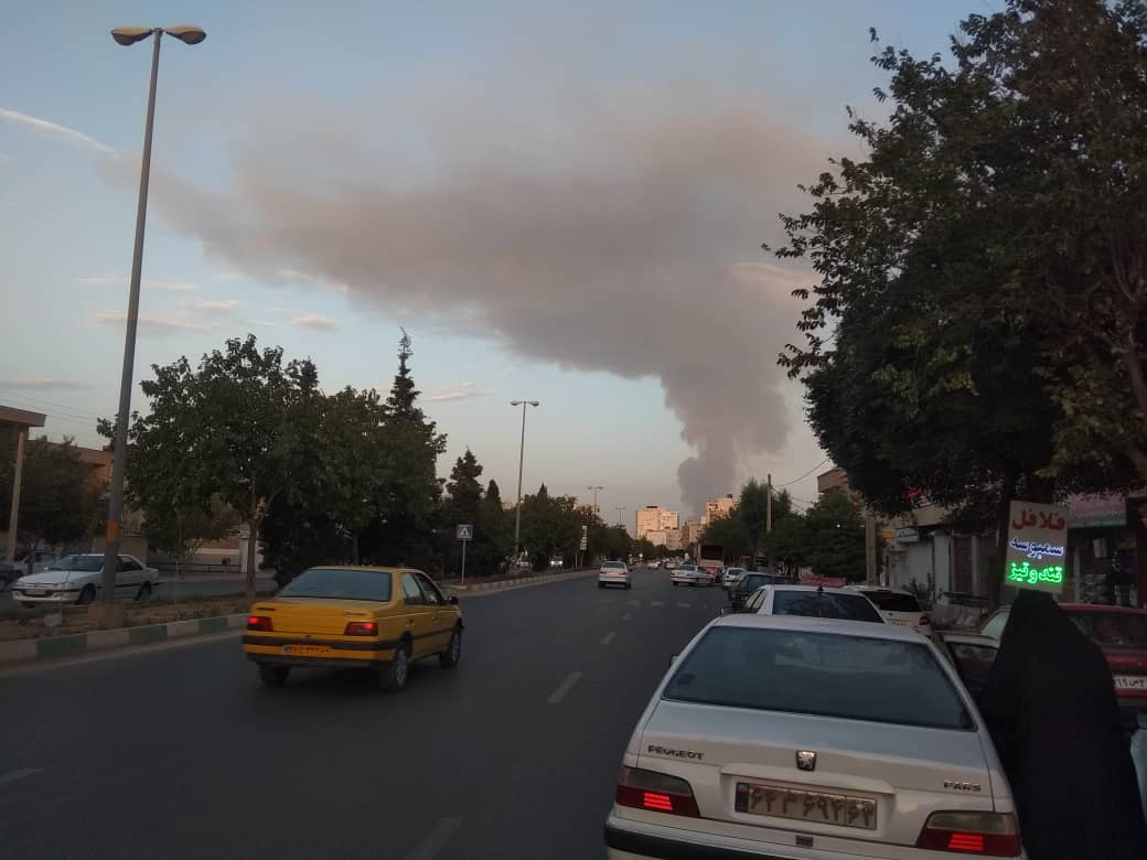 دود غلیظ در شیراز در پی آتش سوزی باتلاق