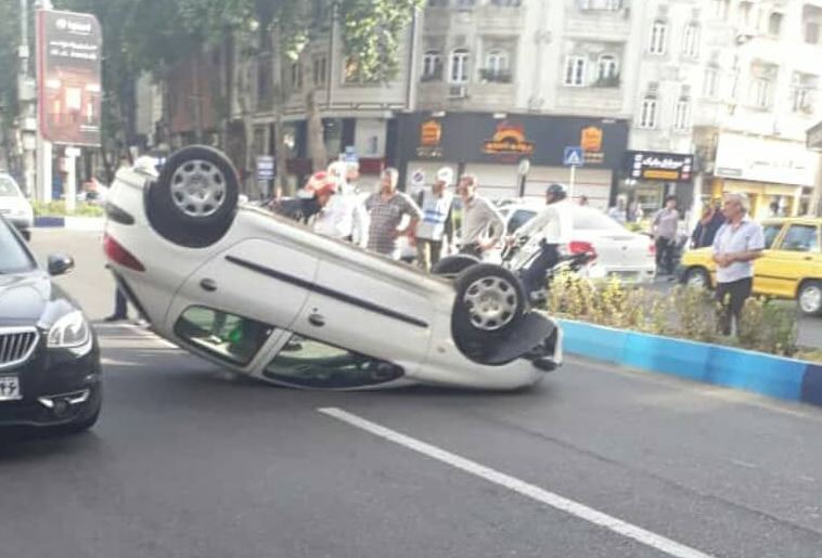 استفاده از گوشی موبایل هنگام رانندگی حادثه ساز شد