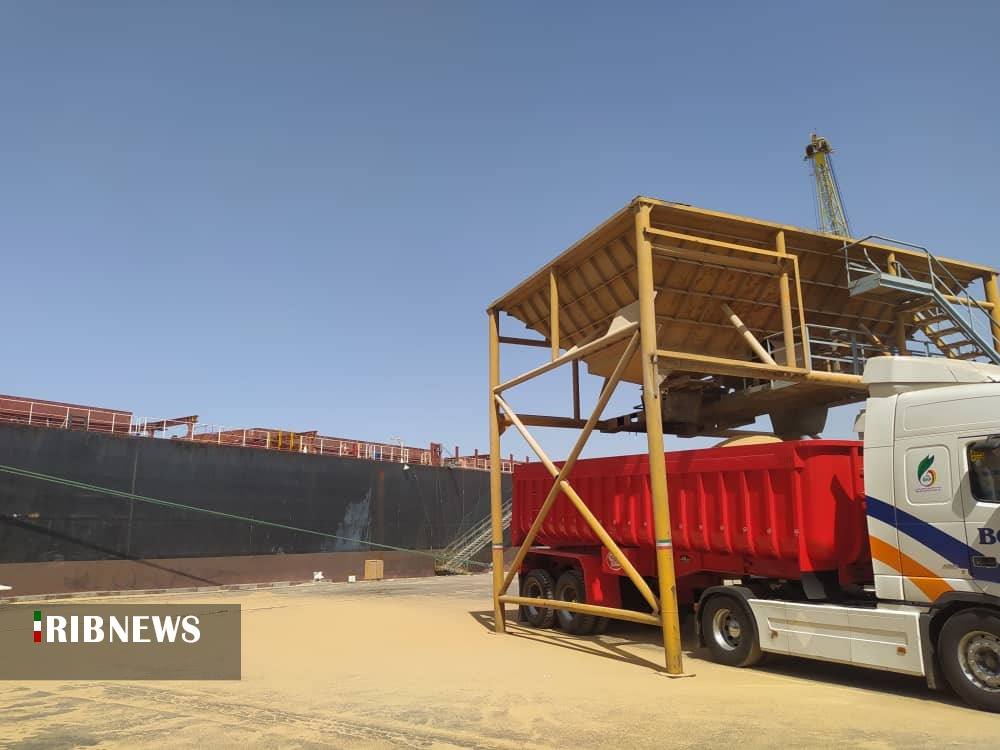 ورود ۷۰ کشتی حامل کالای اساسی به بندر امام خمینی
