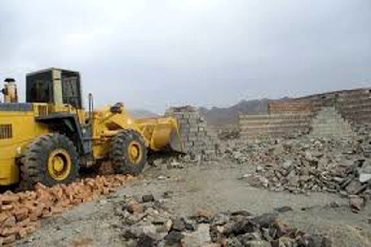 رفع تصرف هزار و ۳۰۰ مترمربع اراضی ملی در برزک کاشان