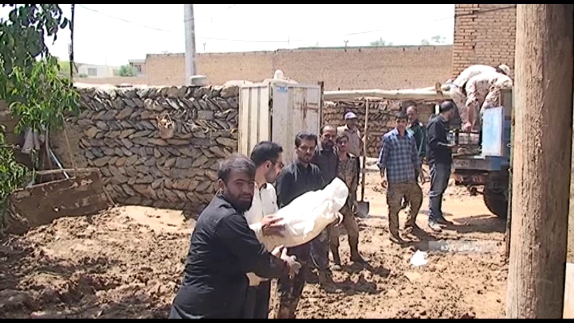 امداد رسانی در روستای سیل زده بارده+فیلم