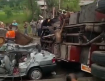 واژگونی مرگبار کامیون در جاده امام زاده هاشم رشت