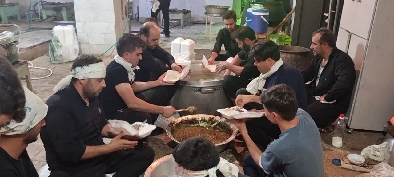 طبخ و توزیع بیش از ۱۲۳ هزار پرس غذای گرم بین عزاداران حسینی در بخش خضرآباد