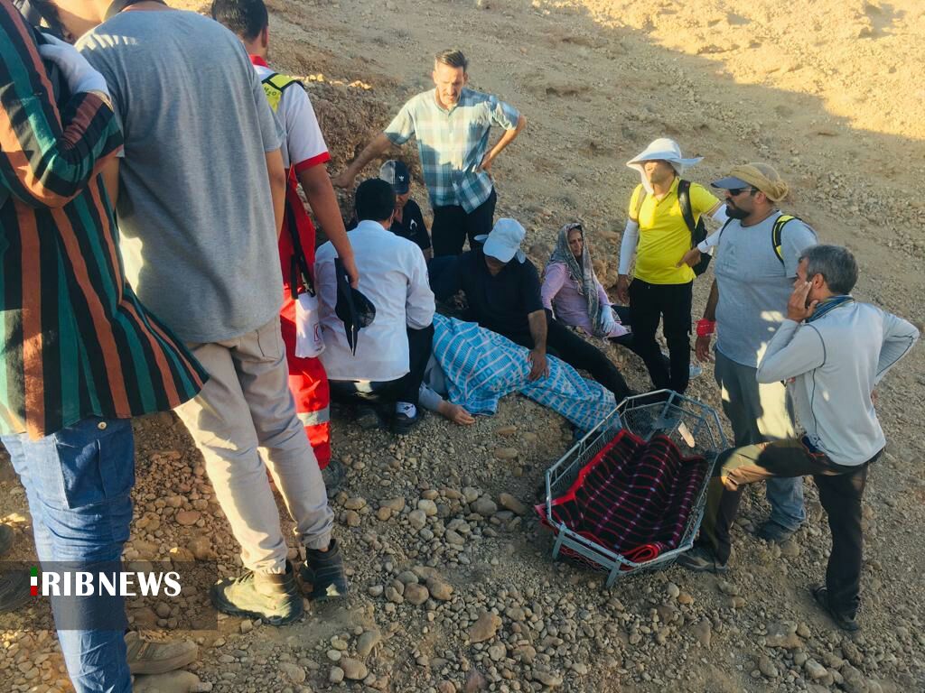نجات کوهنورد آسیب دیده در ارتفاعات روستای فشاه در شهرستان طبس
