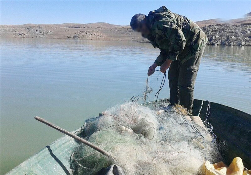 دستگیری صیادان حرفه ای ماهی در سد گلابر زنجان