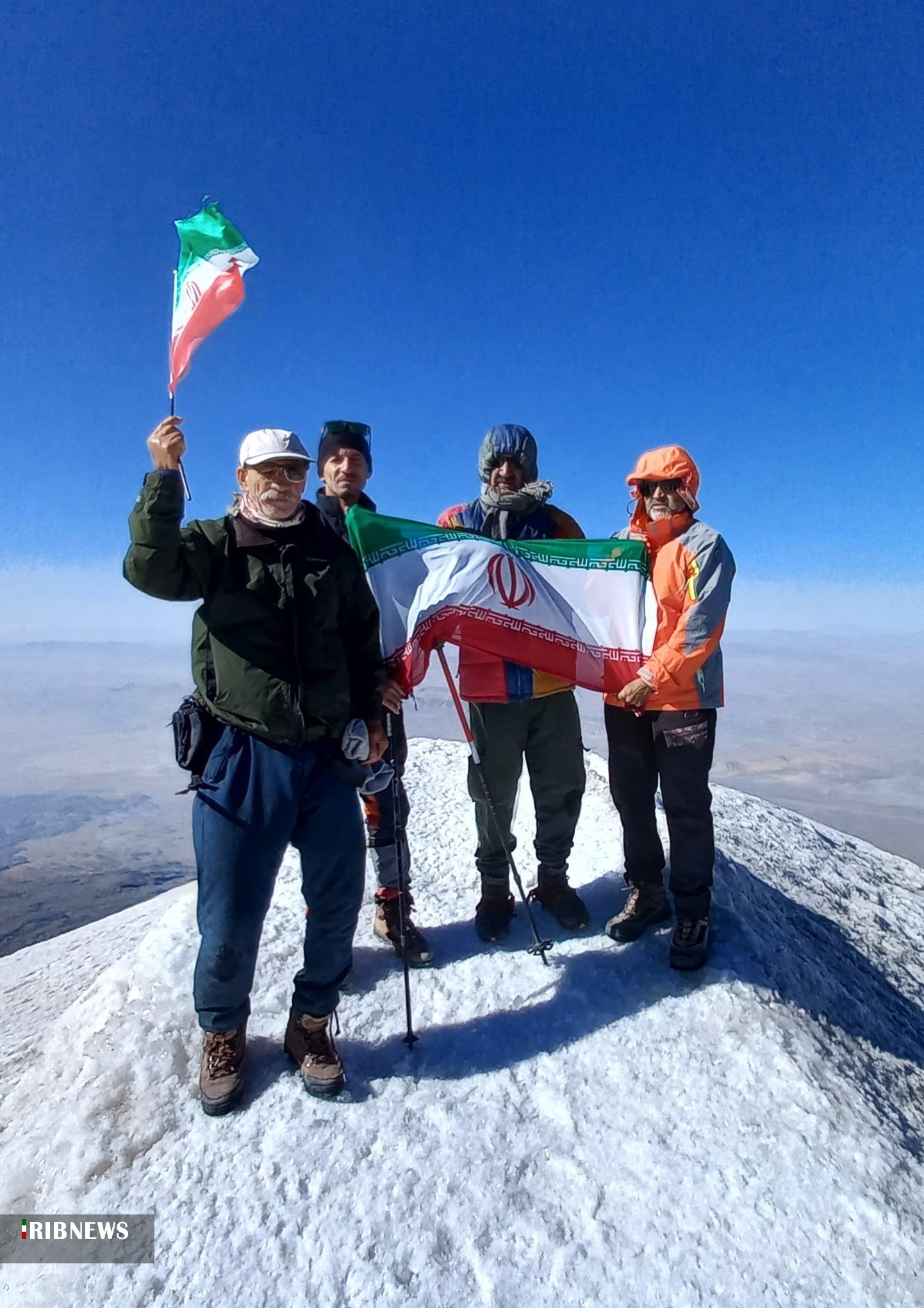 صعود کوهنوردان ارسنجان به قله آرارات ترکیه