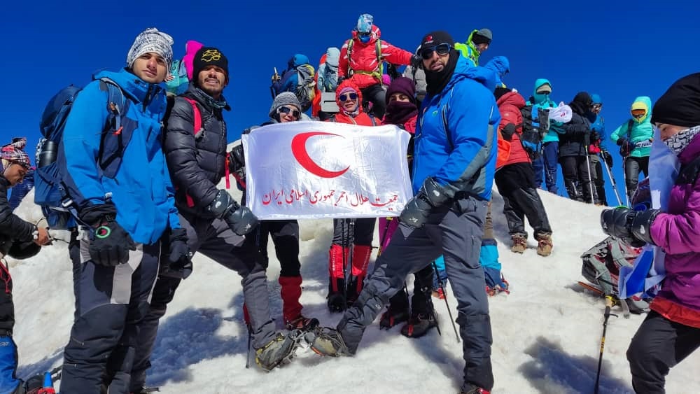 صعود نجاتگران هلال احمر شهرستان طبس به قله آرارات ترکیه