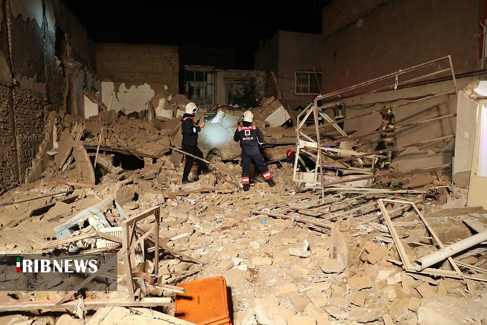 نجات ۴ نفر از زیر آوار ناشی از انفجار یک منزل مسکونی در مشهد