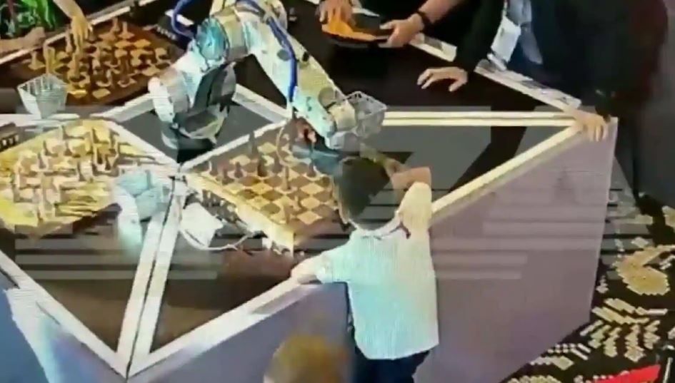 ربات شطرنج‌باز انگشت کودک هفت ساله را شکست