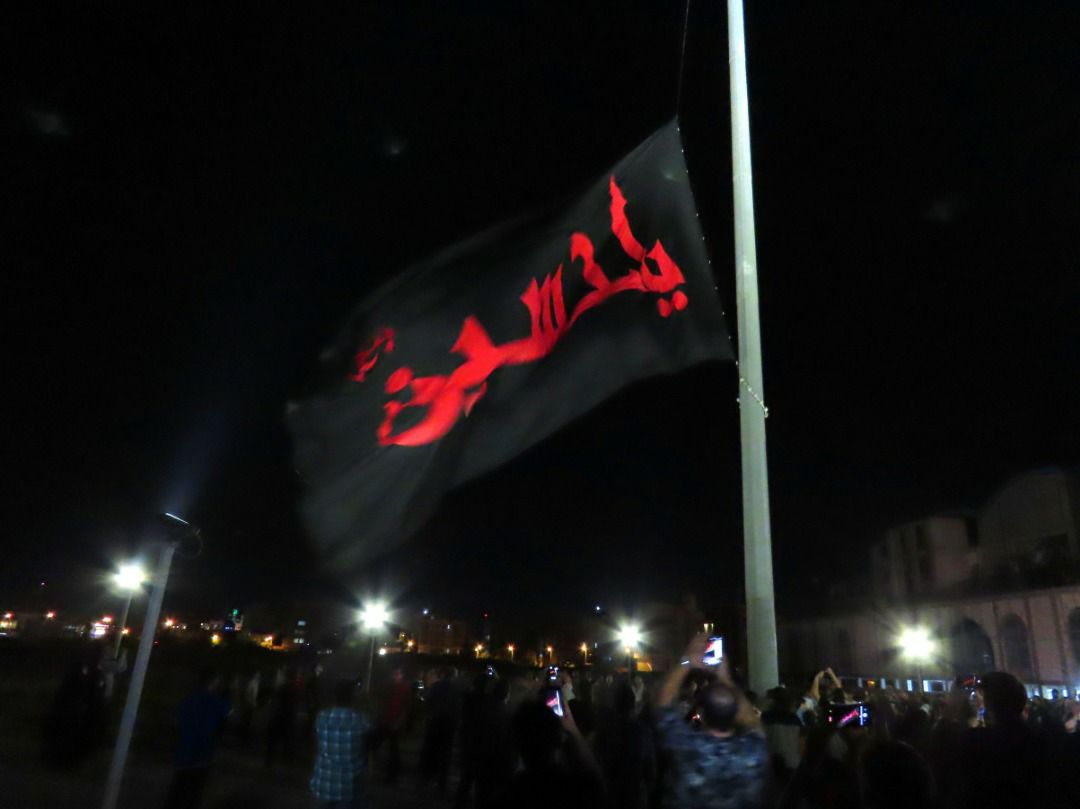 اهتزاز پرچم عزای حسینی (ع) بر فراز اسمان شهرقزوین 