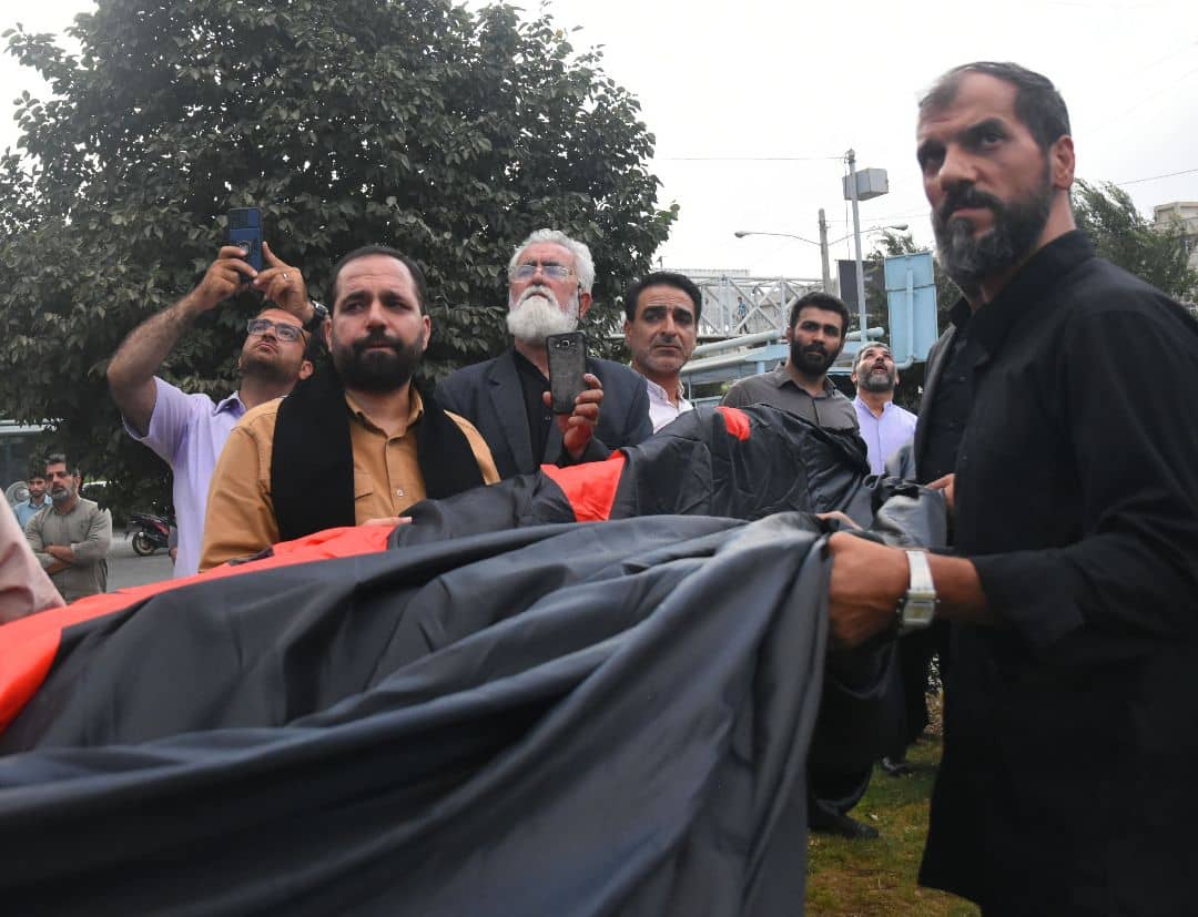 اهتزاز پرچم سیاه اباعبدالله الحسین (ع) در دارالمومنین تهران