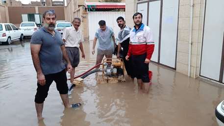 اعضای خانه‌های هلال یزد به کمک امدادگران آمدند