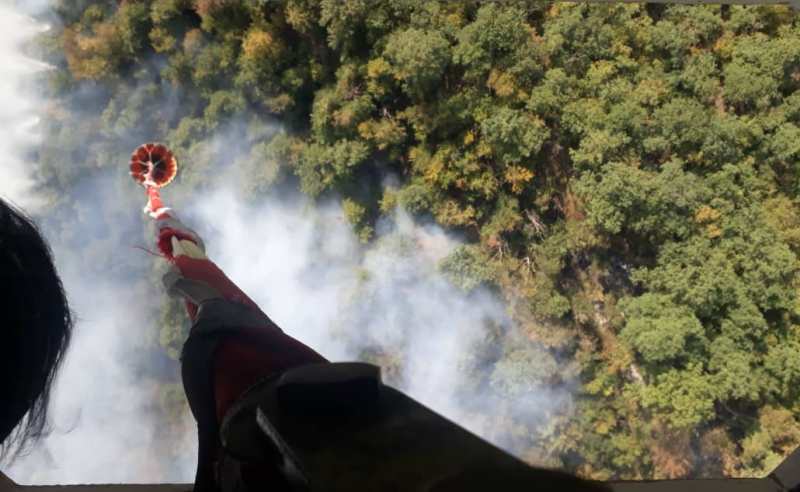 تلاش برای خاموش کردن آتش در جنگل‌های کیاسر