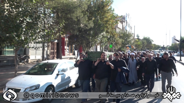 تشییع پیکر مادر شهید بر روی دستان مردم انقلابی قم