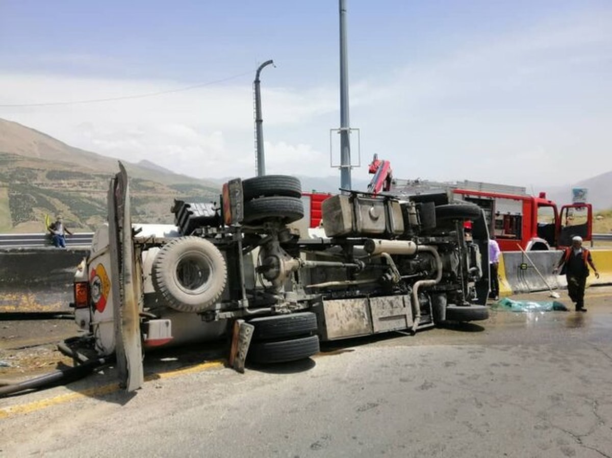 واژگونی تانکر در اتوبان اردستانی اصفهان