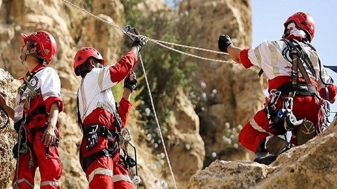 نجات کوهنورد مصدوم در قله شاه‌دژ